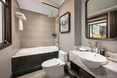 Executive Suite City View | Bathroom | Hydromassage showerhead, designer toiletries, hair dryer, bathrobes