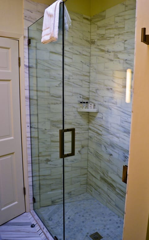 Deluxe Room, 1 King Bed, Courtyard View (Illuminator Room) | Bathroom shower