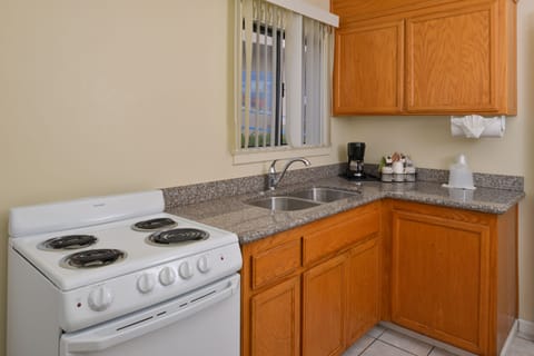 Luxury Suite | Private kitchen | Microwave, coffee/tea maker