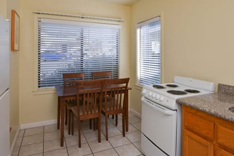 Luxury Suite | Private kitchen | Microwave, coffee/tea maker