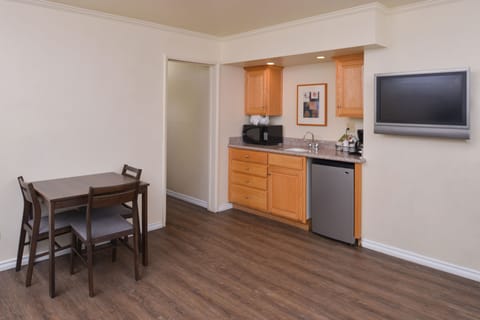 Standard Suite | Private kitchenette | Microwave, coffee/tea maker