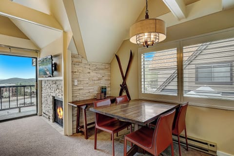 1-Bedroom Kitchenette with Loft | Dining room