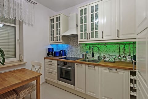 Family Apartment | Private kitchen | Cookware/dishes/utensils