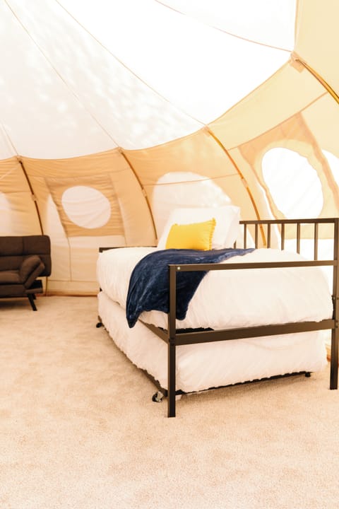 Family Tent (Yellowstone Fam Tent Sleeps 5 w/ King) | Living area