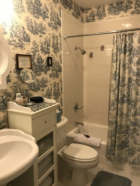 Deluxe Room, 1 Queen Bed | Bathroom | Free toiletries, hair dryer, towels, soap