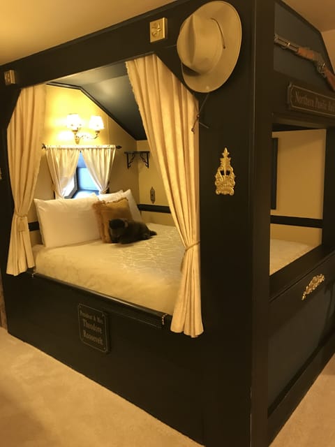 Deluxe Suite | Individually decorated, individually furnished, free WiFi, bed sheets