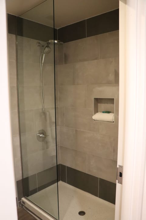 Combined shower/tub, free toiletries, hair dryer, towels