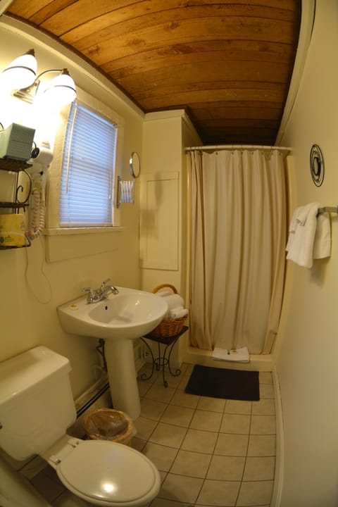 W2 | Bathroom | Free toiletries, hair dryer, towels