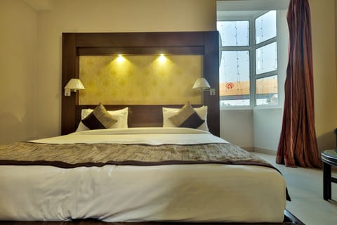 Premium Room | Egyptian cotton sheets, premium bedding, minibar, desk