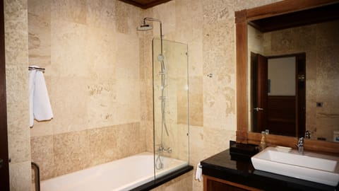 Deluxe Room, 1 Bedroom, Garden View | Bathroom | Combined shower/tub, hydromassage showerhead, free toiletries