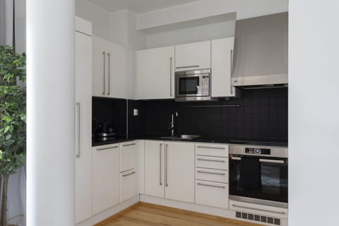 Deluxe Apartment | Private kitchen | Coffee/tea maker, cookware/dishes/utensils