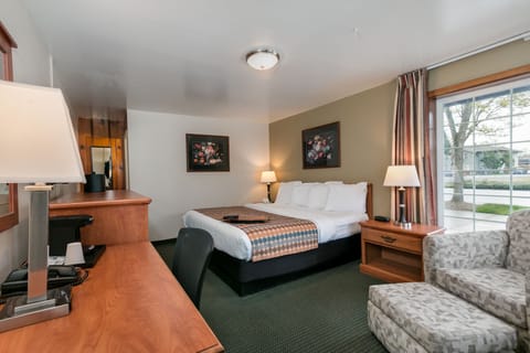 Deluxe Room, 1 King Bed | 1 bedroom, premium bedding, pillowtop beds, in-room safe