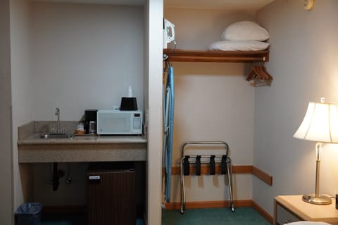 Deluxe Room, 1 King Bed, Non Smoking, Hot Tub | Egyptian cotton sheets, premium bedding, desk, soundproofing