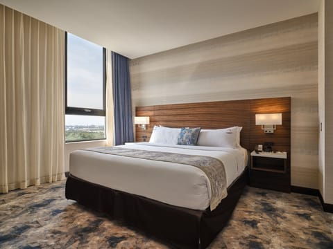 Executive Suite | Hypo-allergenic bedding, pillowtop beds, in-room safe, desk