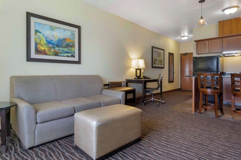 Suite, 1 King Bed, Non Smoking, Kitchenette | In-room safe, desk, blackout drapes, iron/ironing board