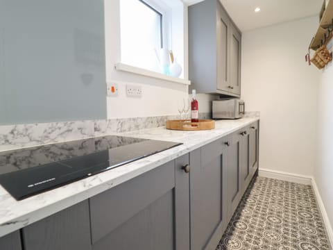 Cottage | Private kitchen | Fridge, electric kettle, toaster, cookware/dishes/utensils