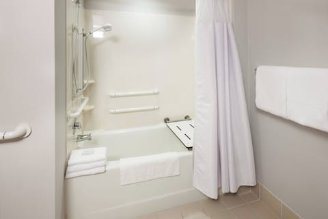 Combined shower/tub, free toiletries, hair dryer, towels