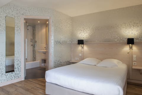 Chambre Confort | Premium bedding, in-room safe, desk, soundproofing