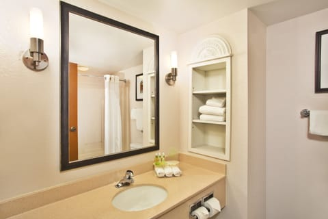 Combined shower/tub, deep soaking tub, free toiletries, hair dryer