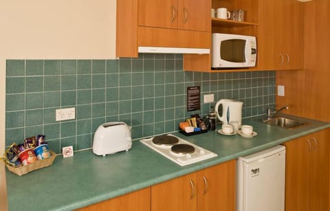 Deluxe Room | Private kitchen | Fridge, coffee/tea maker