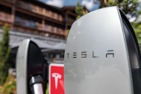 Electric vehicle charging station