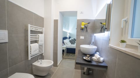 Luxury Triple Room | Bathroom | Shower, rainfall showerhead, designer toiletries, hair dryer