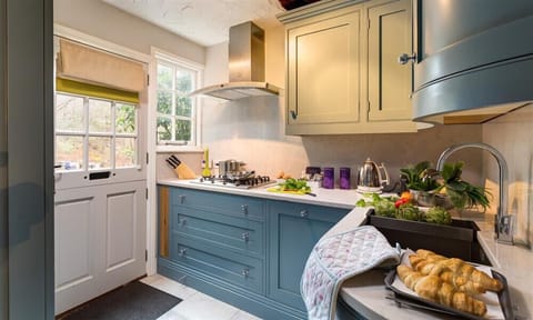 Dishwasher, cookware/dishes/utensils