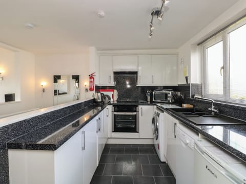 Cottage | Private kitchen | Fridge, dishwasher, cookware/dishes/utensils