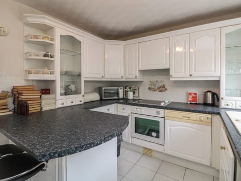 Cottage | Private kitchen | Fridge, dishwasher, cookware/dishes/utensils
