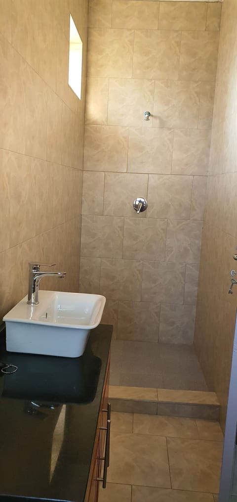 Shower, rainfall showerhead, free toiletries