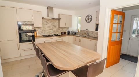 Fridge, dishwasher, cookware/dishes/utensils