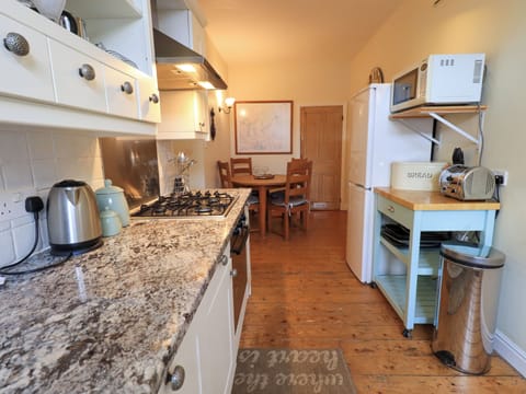 Cottage | Private kitchen | Fridge, dishwasher, electric kettle, toaster