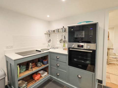 Cottage | Private kitchen | Fridge, dishwasher, cookware/dishes/utensils