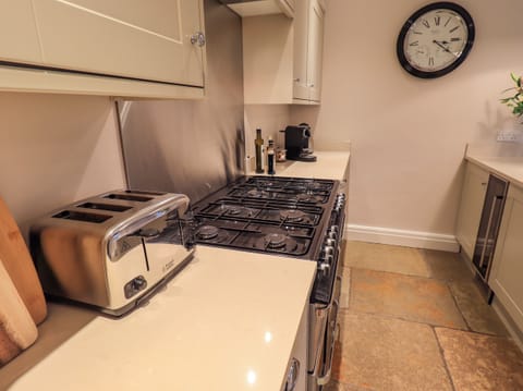 Cottage | Private kitchen | Fridge, dishwasher, cookware/dishes/utensils