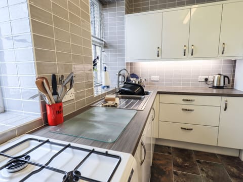 Cottage | Private kitchen | Fridge, dishwasher, cookware/dishes/utensils