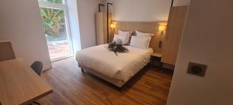 Signature Double Room | Premium bedding, pillowtop beds, desk, laptop workspace