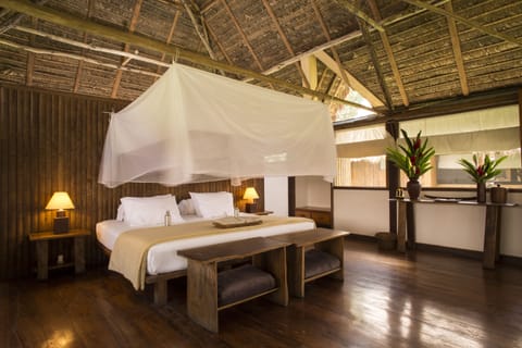 Signature Cabin | Bed sheets, alarm clocks