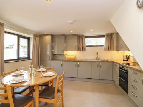 Cottage | Private kitchen | Fridge, dishwasher, cookware/dishes/utensils