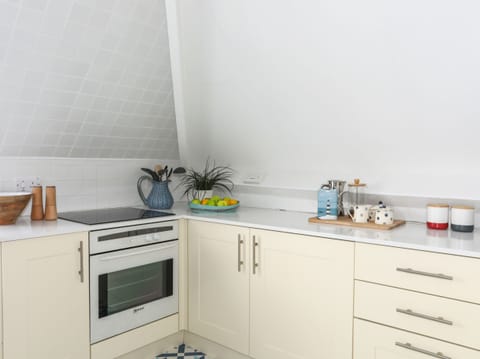 Cottage | Private kitchen | Fridge, dishwasher, electric kettle, toaster