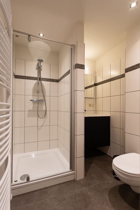 Deluxe Suite | Bathroom | Shower, free toiletries, hair dryer, towels