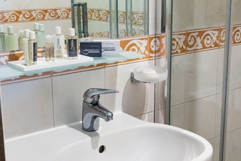 Superior Double Room, Partial Sea View | Bathroom | Free toiletries, hair dryer, bidet, towels