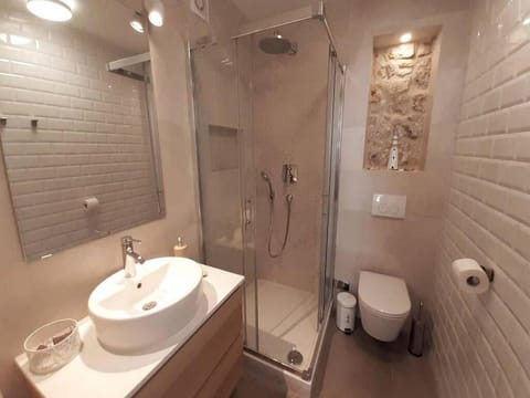 House (Two Bedroom Holiday Home with Sea Vie) | Bathroom | Towels