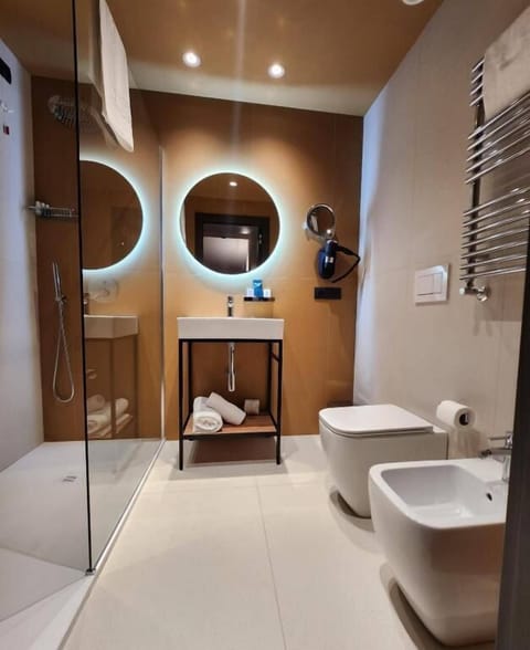 Combined shower/tub, free toiletries, hair dryer, bidet