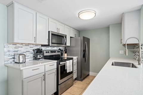 Condo, 1 King Bed with Sofa bed, Patio, Pool View (Beautiful Bay View) | Private kitchen | Fridge, microwave, oven, stovetop