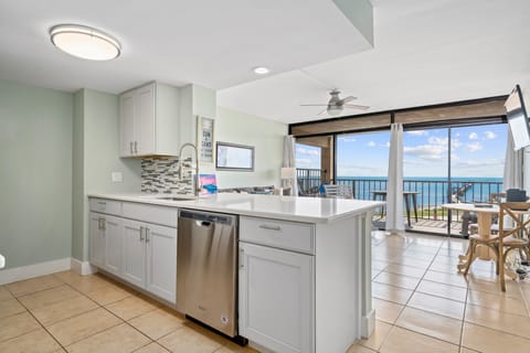 Condo, 1 King Bed with Sofa bed, Patio, Pool View (Beautiful Bay View) | Private kitchen | Fridge, microwave, oven, stovetop