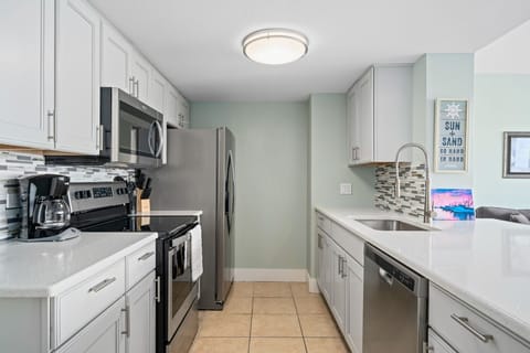 Condo, 1 King Bed with Sofa bed, Patio, Pool View (Beautiful Bay View) | Private kitchen | Fridge, microwave, oven, stovetop