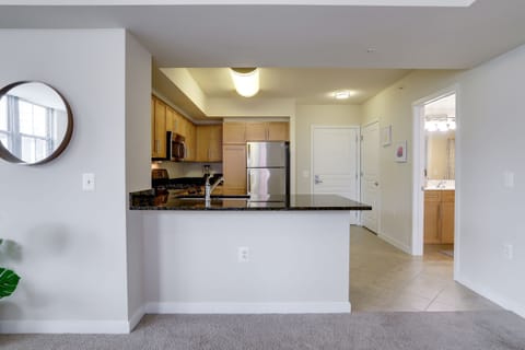 City Apartment | Private kitchen | Full-size fridge, microwave, oven, stovetop