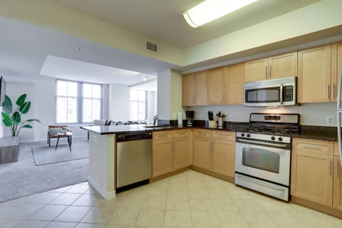 City Apartment | Private kitchen | Full-size fridge, microwave, oven, stovetop