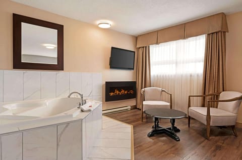 Deluxe Suite, 1 King Bed, Non Smoking, 2nd floor | Jetted tub