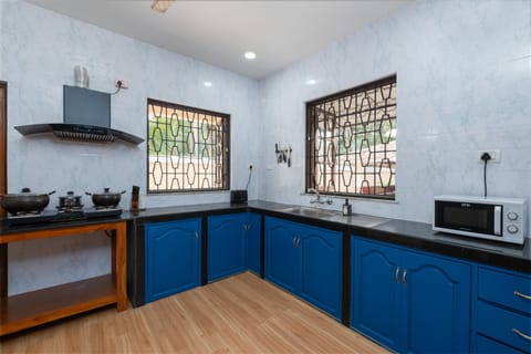 Deluxe Villa | Private kitchen | Highchair, cookware/dishes/utensils, freezer